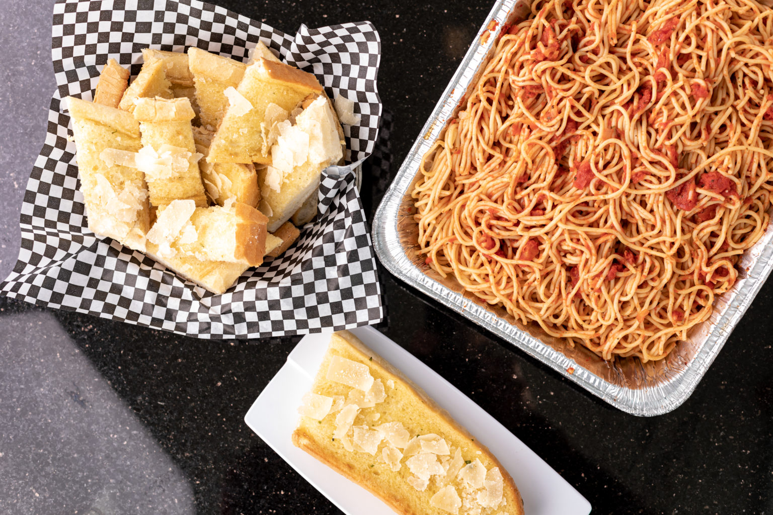 Spaghetti with buttered cheese bread