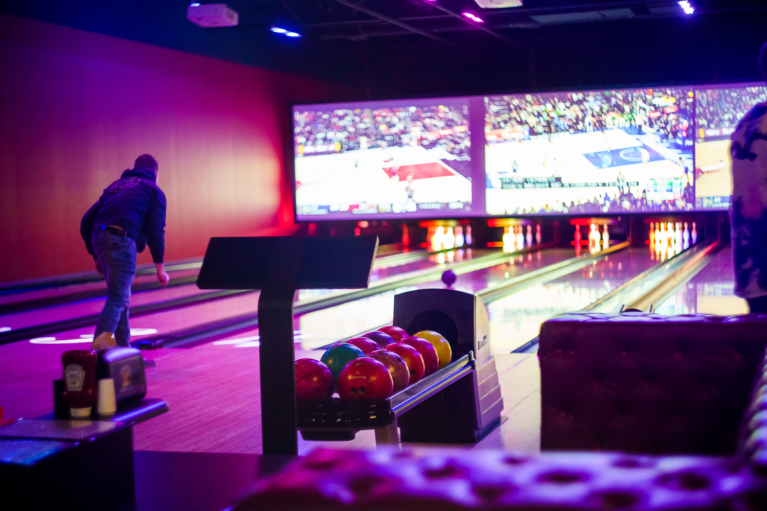 Bowling Lanes with Screens